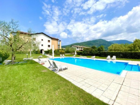 Inviting apartment in Giarole with garden, Costermano
